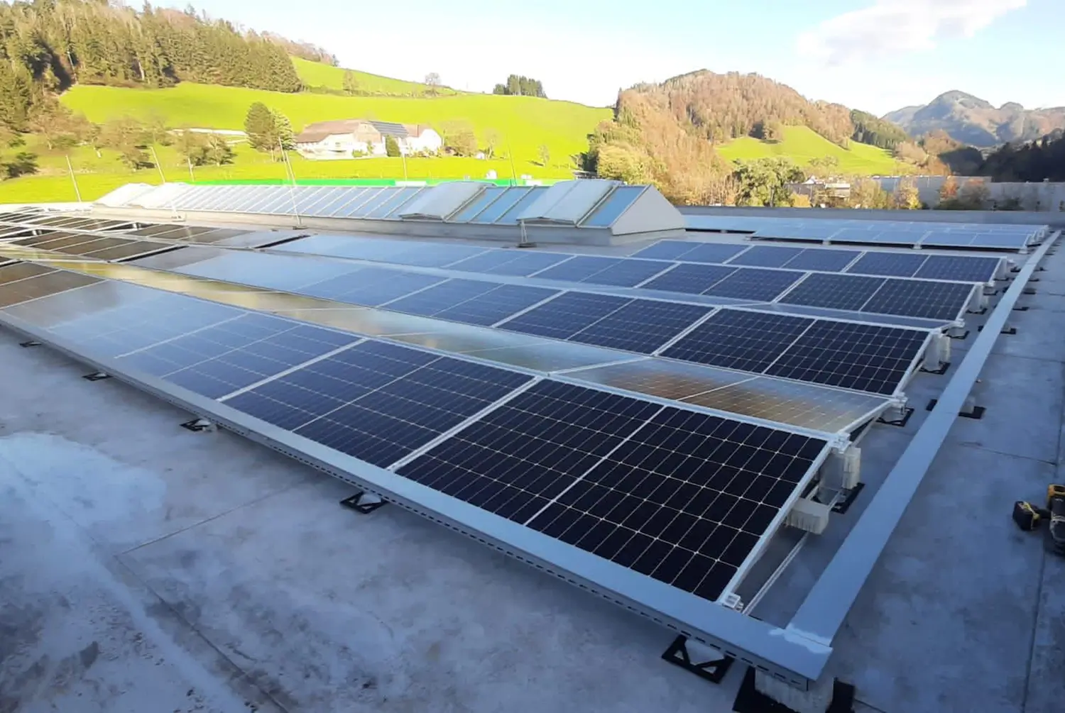 Von der Firma PV Pantea installierte Solarmodule auf dem Dach, Bild 03