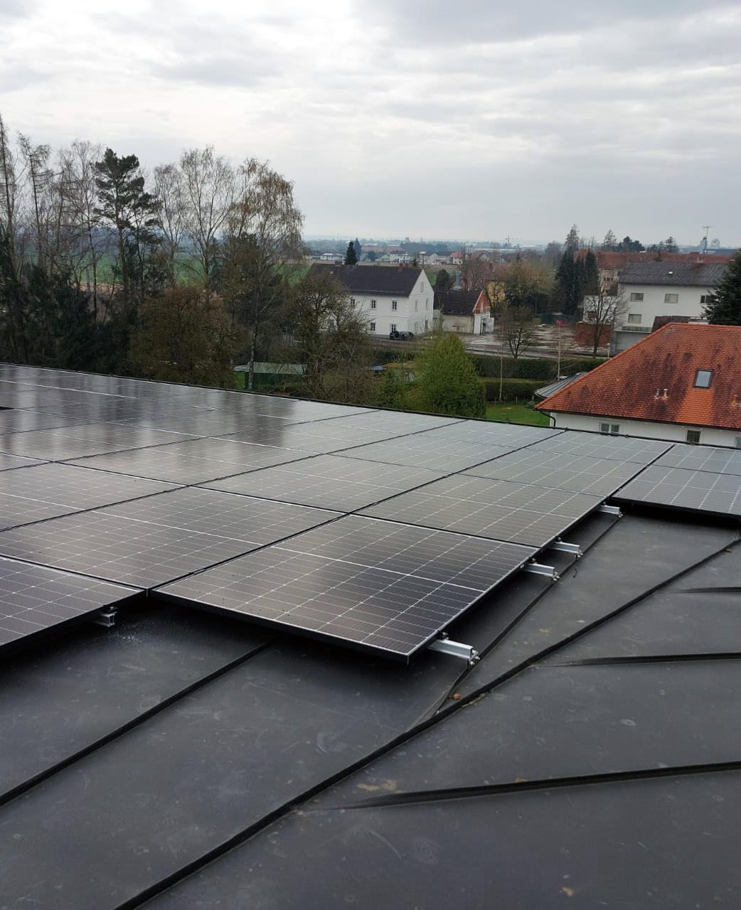 Von der Firma PV Pantea installierte Solarmodule auf dem Dach, Bild 16