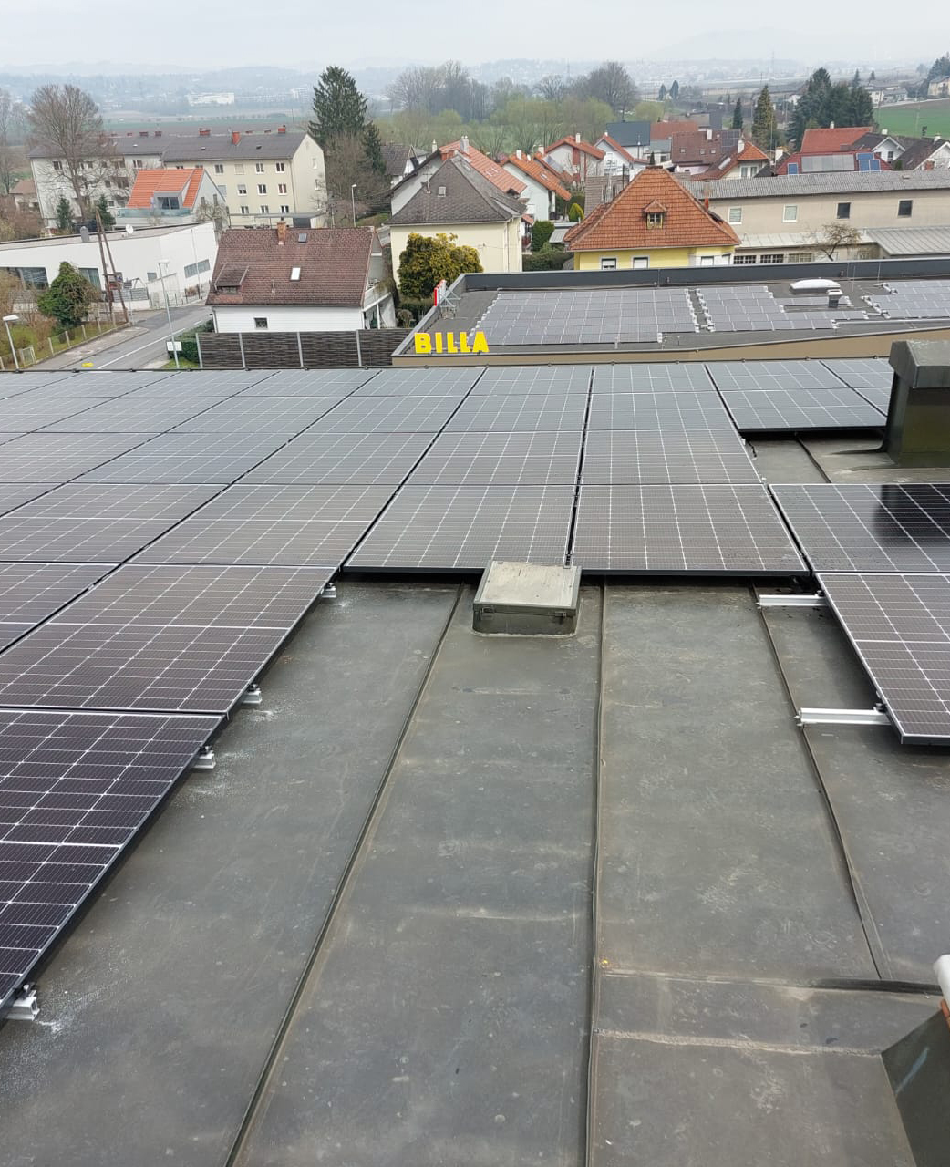 Von der Firma PV Pantea installierte Solarmodule auf dem Dach, Bild 18