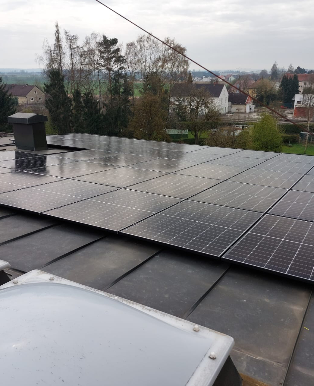 Von der Firma PV Pantea installierte Solarmodule auf dem Dach, Bild 19