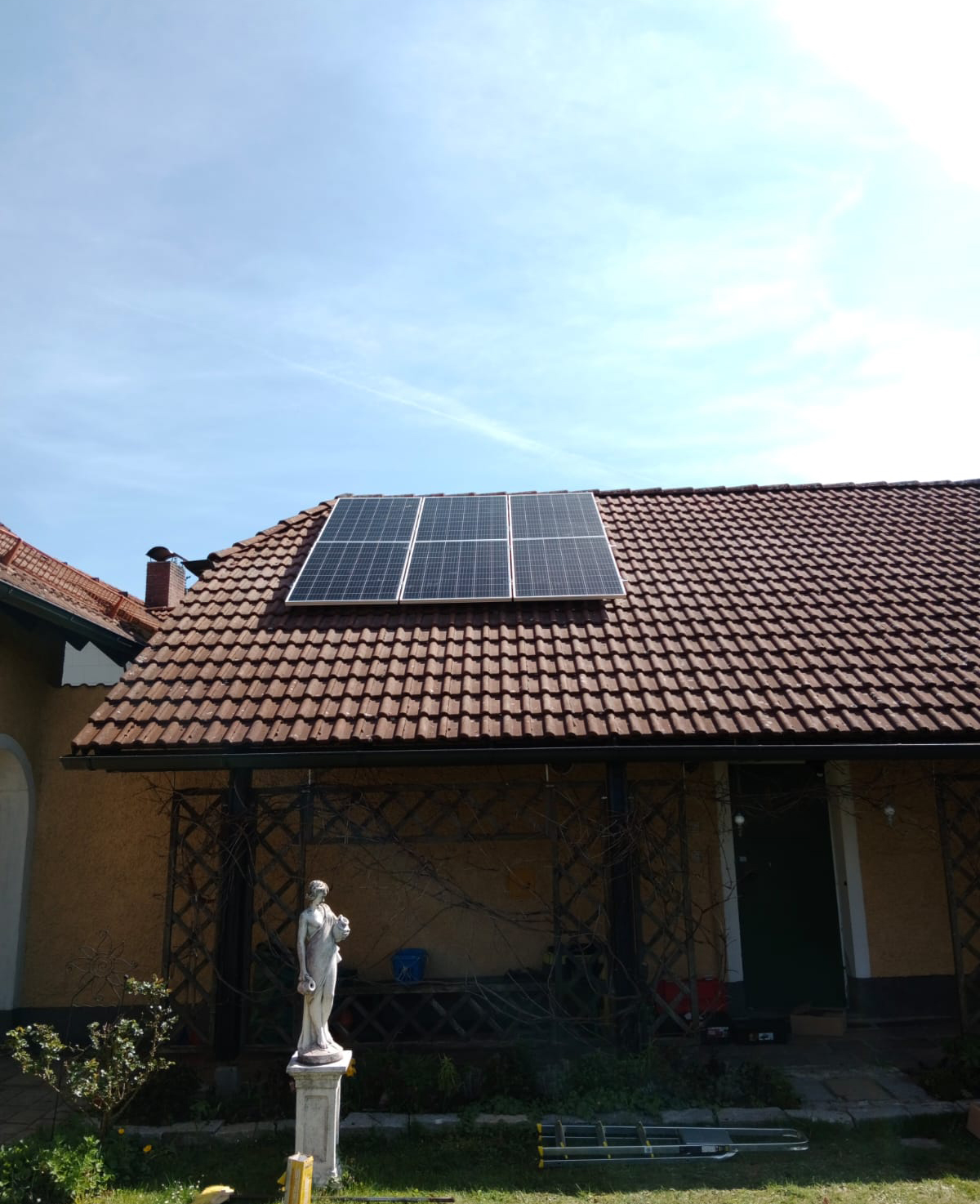 Von der Firma PV Pantea installierte Solarmodule auf dem Dach, Bild 10