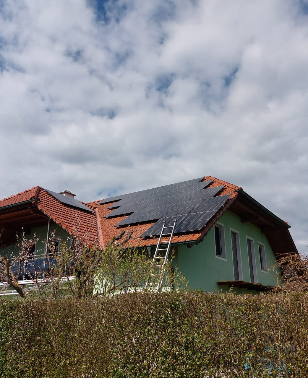 Von der Firma PV Pantea installierte Solarmodule auf dem Dach, Bild 14